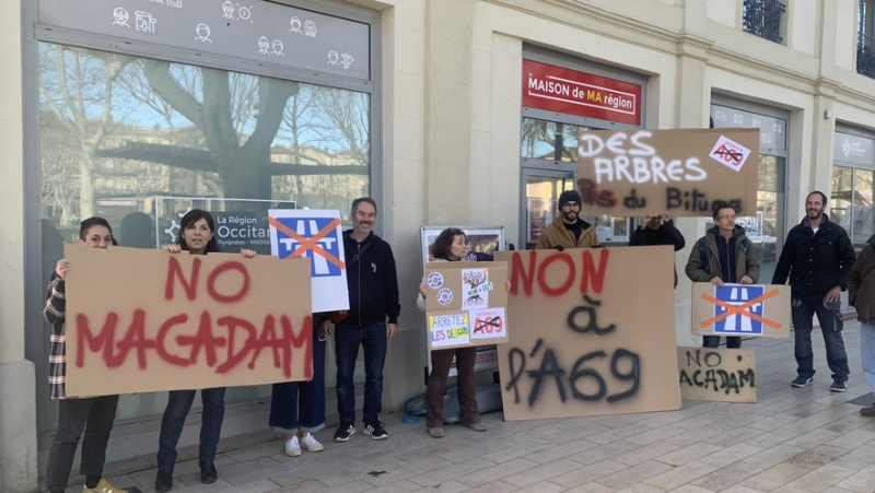 They demonstrate against the project to create the A69 in front of the “Maison de ma Région”, in Béziers
