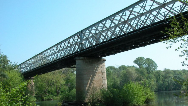 Near Béziers, the Tabarka Bridge in Lignan-sur-Orb shows worrying signs of weakness