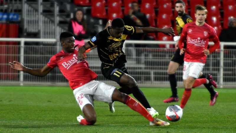 National: Nîmes Olympique hits the post as soon as the second half resumes