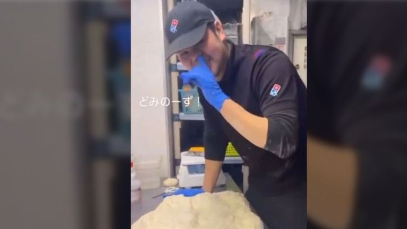 VIDEO. A Domino&#39;s Pizza employee picks his nose before spreading his fingers on the dough, the scene is filmed by an accomplice