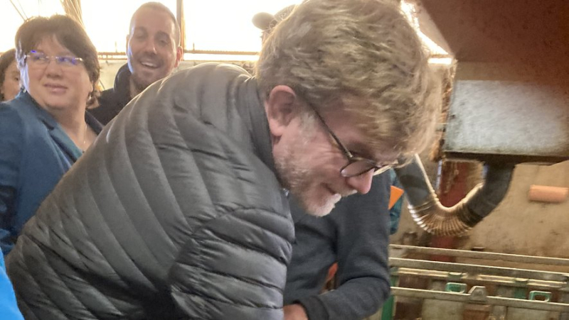 Le ministre de l’Agriculture Marc Fesneau est arrivé en Lozère : il visite un élevage ovin et porcin à Montbrun
