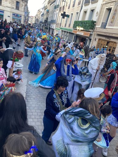 Joyful and colorful, the wild carnival created quite an atmosphere in the streets of Sète