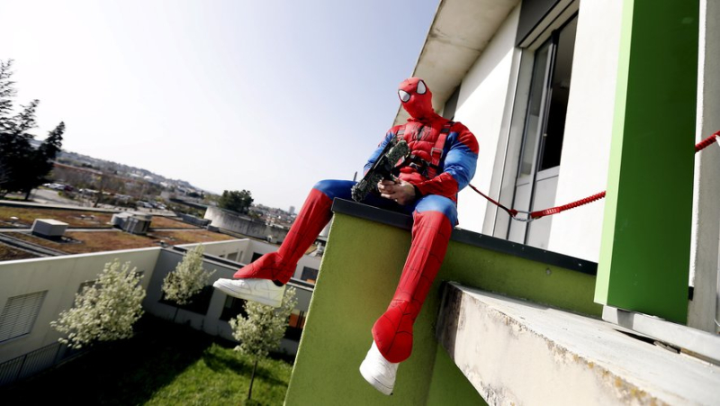 In the pediatric ward, an Alesian Spiderman and tile cleaner makes children… and adults smile!