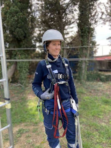 Schoolgirls from Sète meet Jodie, a woman in a male profession