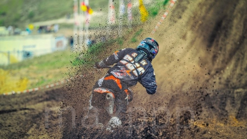 Drama during a motocross competition: an 8-year-old child dies when hit by a pilot