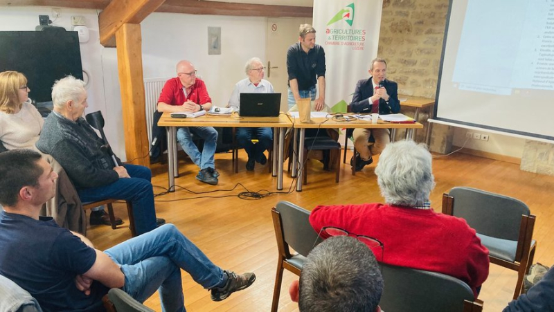 A prefect listening to problems, during the general assembly of the Lozère beekeeping union.