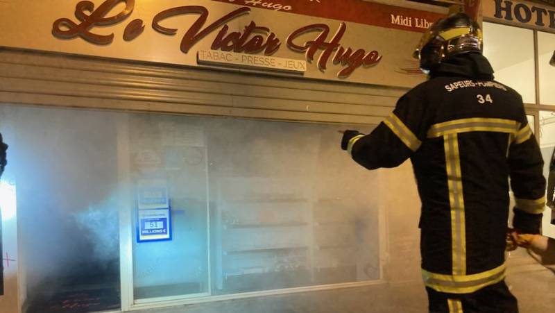 A mysterious smoke escapes from a tobacconist on avenue Victor-Hugo in Sète