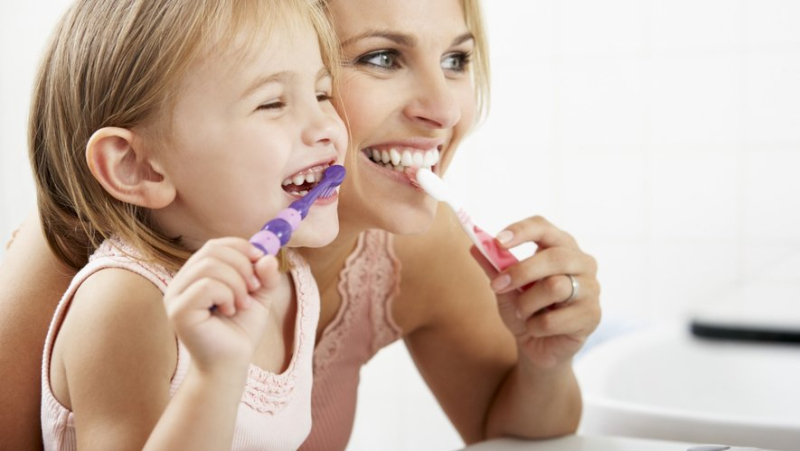 Brushing your teeth: why is it important to wait 30 minutes after meals ?