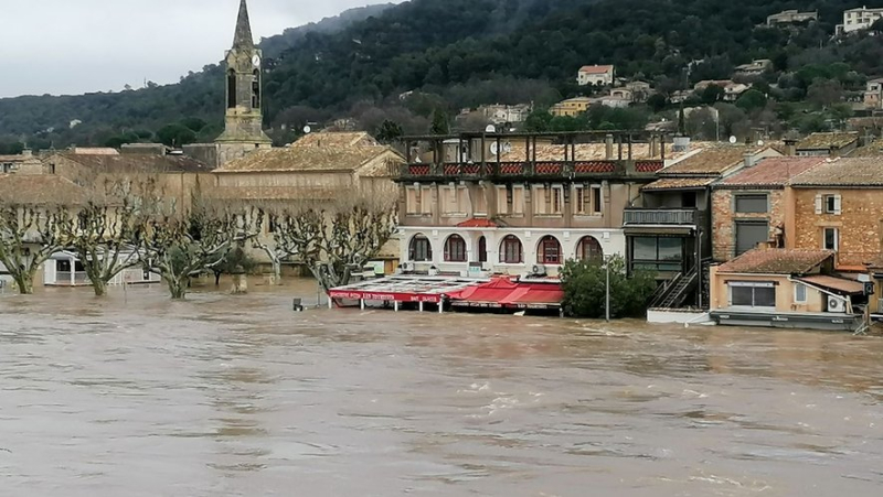 The village of Saint-Martin-d&#39;Ardèche near Pont-Saint-Esprit wakes up with its feet in the water