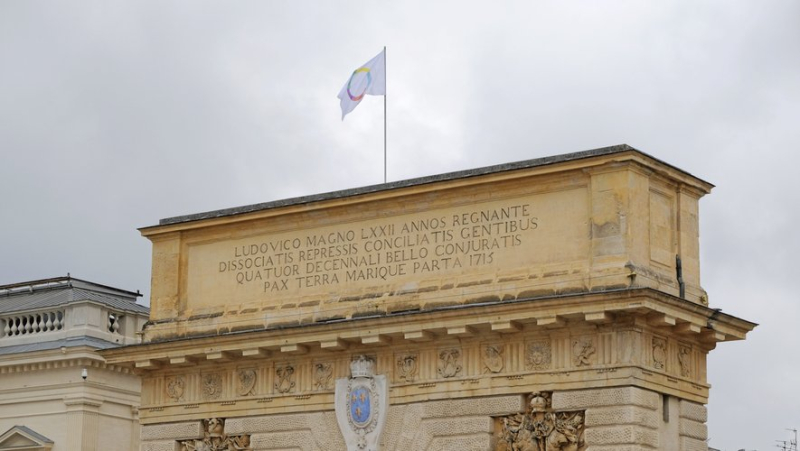Image of the day: what is this funny flag at the top of the Arc de Triomphe in Montpellier ?