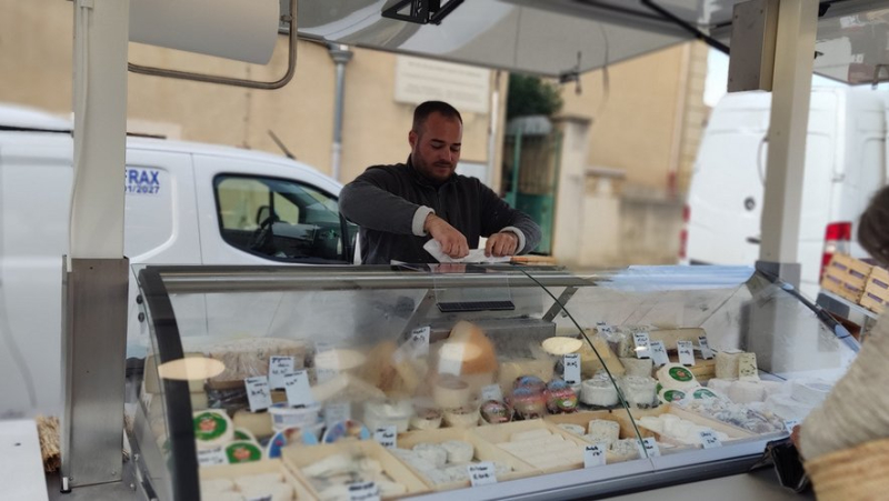 On the Bezouce market, Thibault Hugues and his cheese platter on wheels