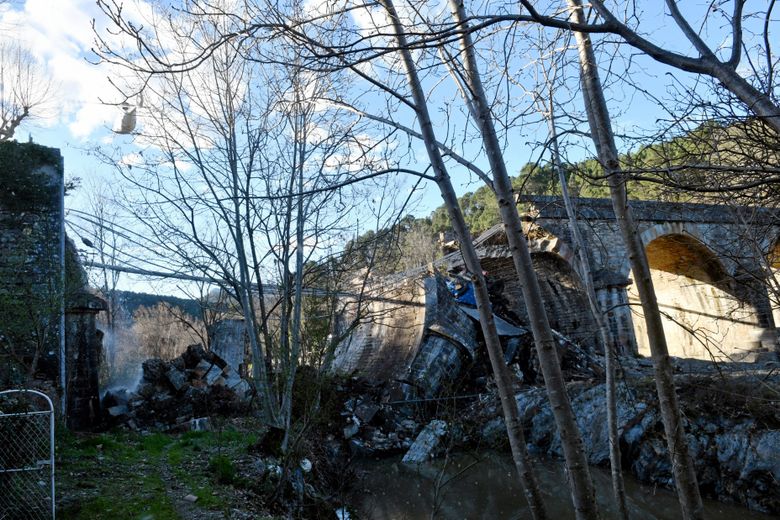 "Il a vu le pont s’effondrer au moment d’arriver dessus" : à Chamborigaud dans les Cévennes, la stupeur après l’écroulement du pont qui a emporté un camion