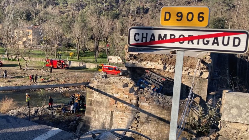 "Il a vu le pont s’effondrer au moment d’arriver dessus" : à Chamborigaud dans les Cévennes, la stupeur après l’écroulement du pont qui a emporté un camion