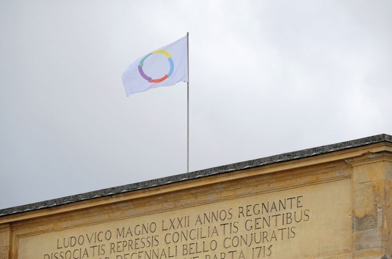 Image of the day: what is this funny flag at the top of the Arc de Triomphe in Montpellier ?