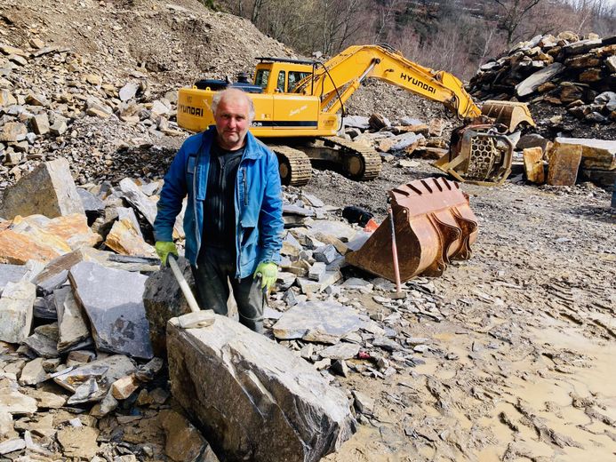 David Rocher, a full quarry in the beautiful stone of the schist mountain in Saint-Julien-de-Tournel