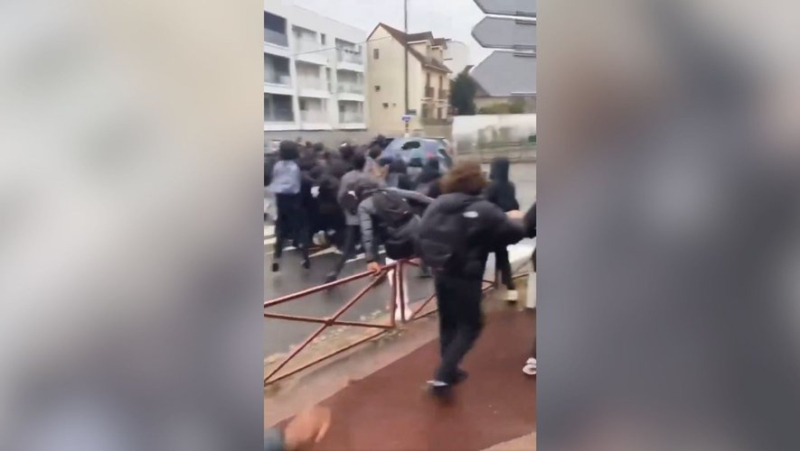 VIDEO. The demonstration degenerates: more than 200 hooded thugs attack a high school with molotov cocktails