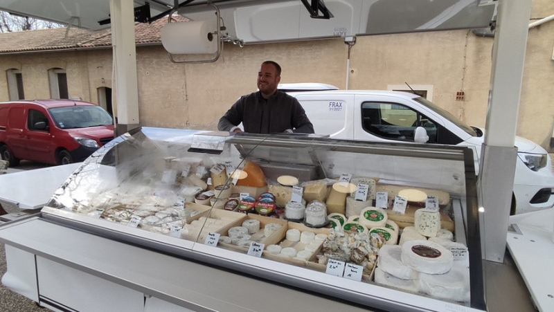 On the Bezouce market, Thibault Hugues and his cheese platter on wheels