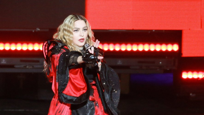 VIDEO. "Qu'est-ce que tu fais assis là-bas ?" : malaise en plein concert, Madonna demande à un fan de se lever de son fauteuil roulant