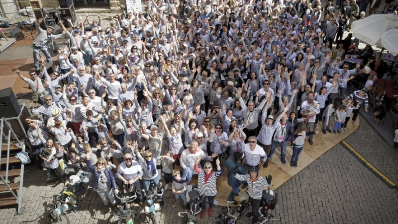 With 924 participants, Pézenas dethroned Brittany and won the world record for the number of people gathered in sailor shirts