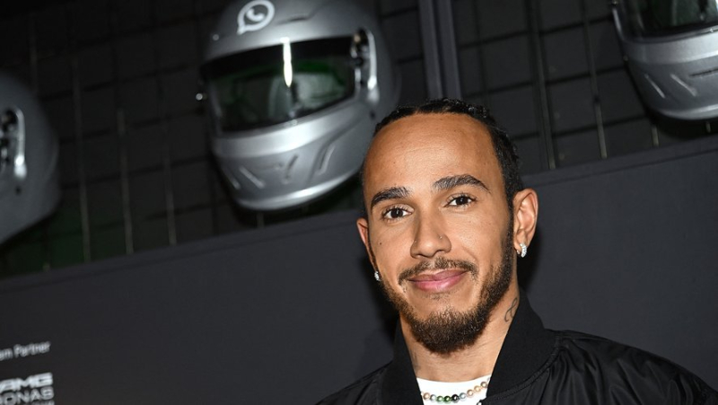 VIDEOS. An F1 at the foot of the Empire State Building: Lewis Hamilton drives around New York for the launch of a new WhatsApp emoji