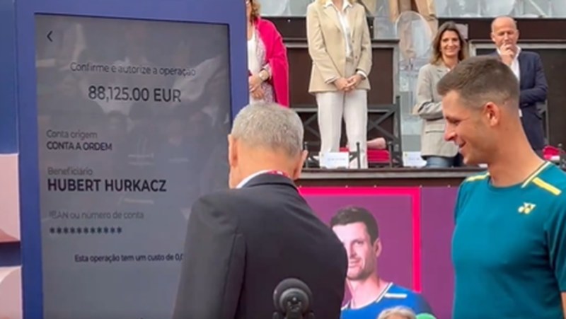 VIDEO. Tennis: winner in Estoril, he collects his 88,000 euros in the middle of the ceremony!