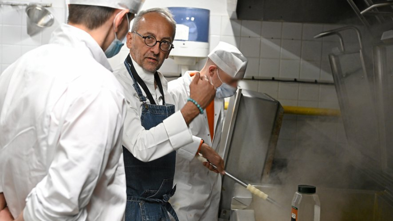 2-star chef Michel Portos in the kitchen with the inmates of Villeneuve-lès-Maguelone, for “generosity and transmission”