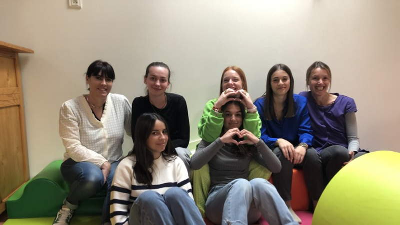 Five teenage girls from Saint-Affrique receive babysitting training from the City