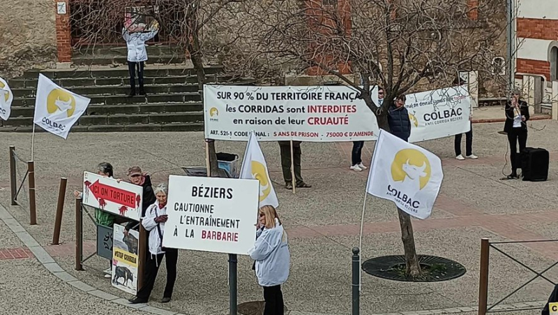 Anti-bullfights gathered on the square in front of the Béziers arenas