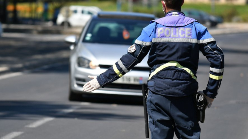 Without insurance, he refuses to stop at the road check set up by the municipal police near Montpellier