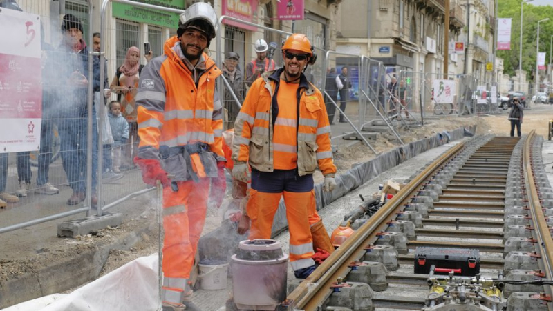 The rails of the future tram line 5 are finally appearing on Avenue Clemenceau in Montpellier