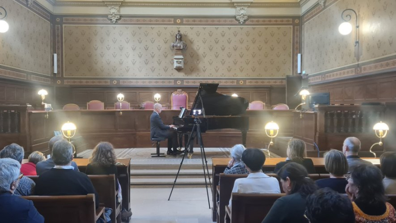 Piano concert in the courtroom of the Nîmes Court of Appeal