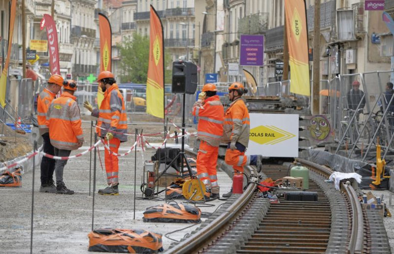 The rails of the future tram line 5 are finally appearing on Avenue Clemenceau in Montpellier