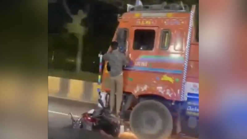 VIDEO. He hits a bicycle, flees and drags a motorcyclist for more than 2 km: a crazy truck sows chaos on the highway