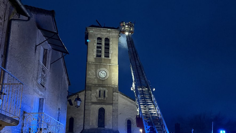La foudre frappe le clocher de l'église et menace de faire tomber les cloches de Veyreau dans l'Aveyron