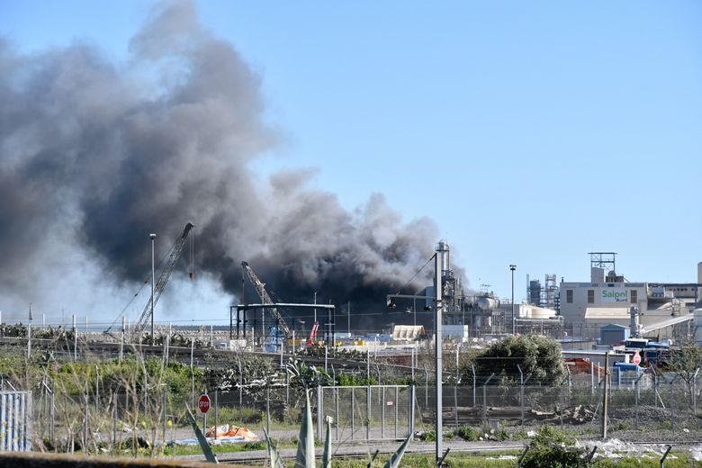 Explosion dans le port de commerce à Sète : les images impressionnantes de l'incendie de l'usine Saipol