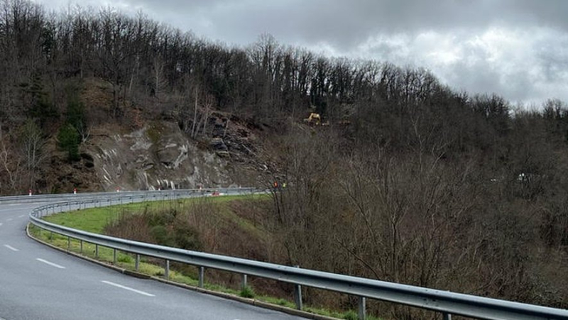 The RN88, at the Col de la Tourette, remains closed following a landslide and a risk of landslide