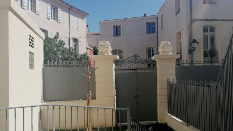 Two private mansions in the old center of Béziers, transformed, after renovation, into housing dedicated to employees.