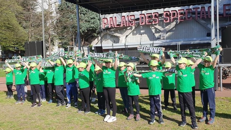Les élèves de l’école Marie-Rivier de Chanac rendent hommage en chanson aux supporters de l’AS Saint-Étienne