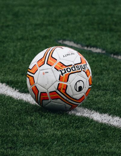 The amateur football match degenerates: in the middle of a general brawl, a supporter pulls out a rifle