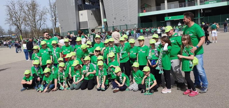 Students from the Marie-Rivier school in Chanac pay tribute in song to the supporters of AS Saint-Étienne