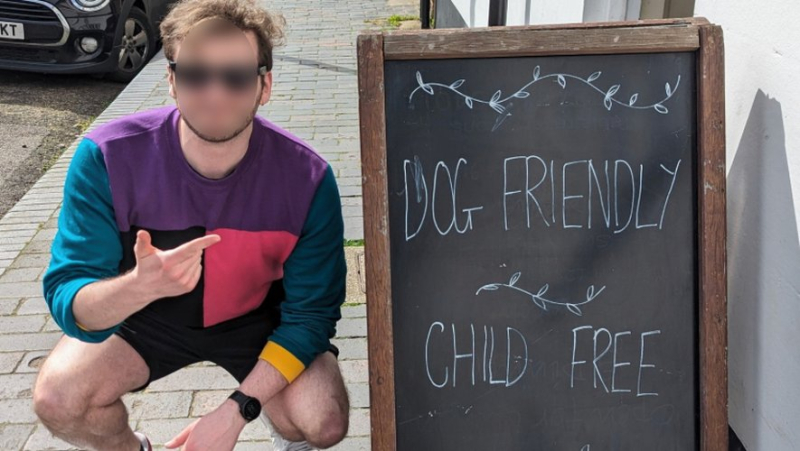 “Dogs allowed, no children”: the internal rules of a bar outrage Internet users and provoke heated controversy