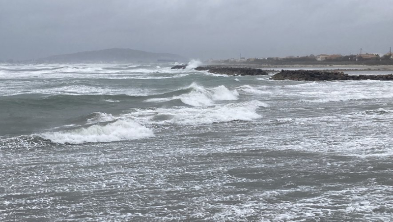 The sea surge has stirred up the coast of Frontignan