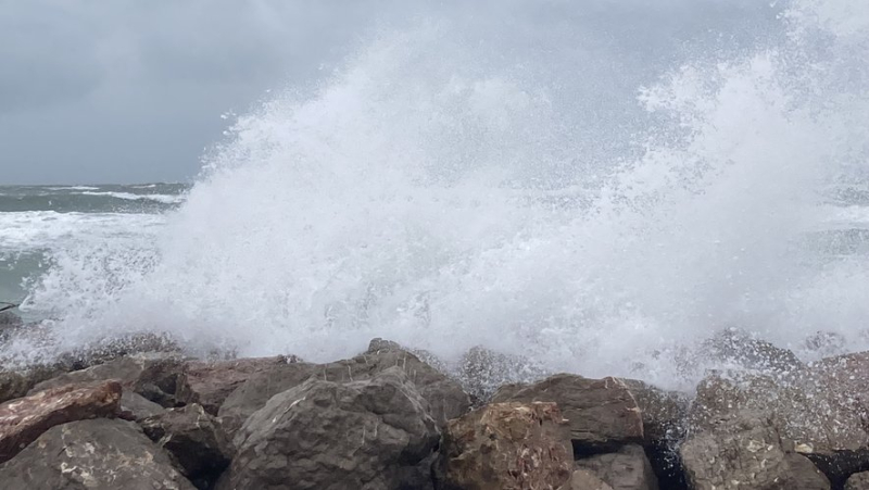 The sea surge has stirred up the coast of Frontignan