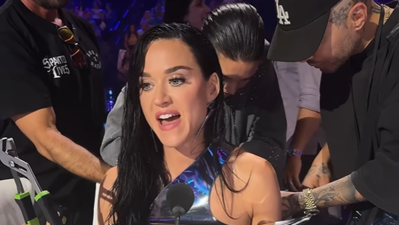 "Cette chanson a cassé mon haut !" : en plein tournage d’une émission, la chanteuse Katy Perry victime d’un problème vestimentaire