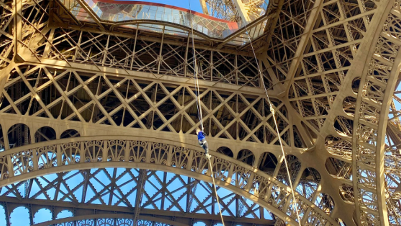 VIDEO. She climbs the Eiffel Tower on the rope, with the strength of her arms for 18 minutes