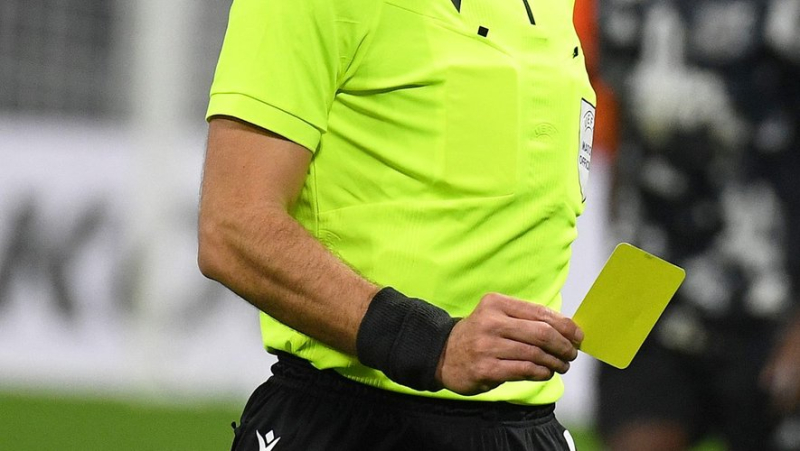 “We’ll meet you at home”: a referee beaten up after a match, the three 15-year-old players are suspended for 20 years