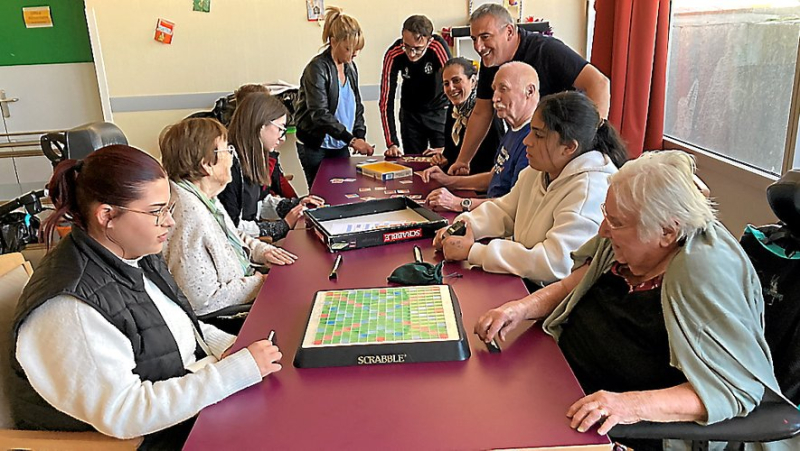 In Lunel, the opposing worlds of teenagers and seniors meet at the hospital center&#39;s nursing home