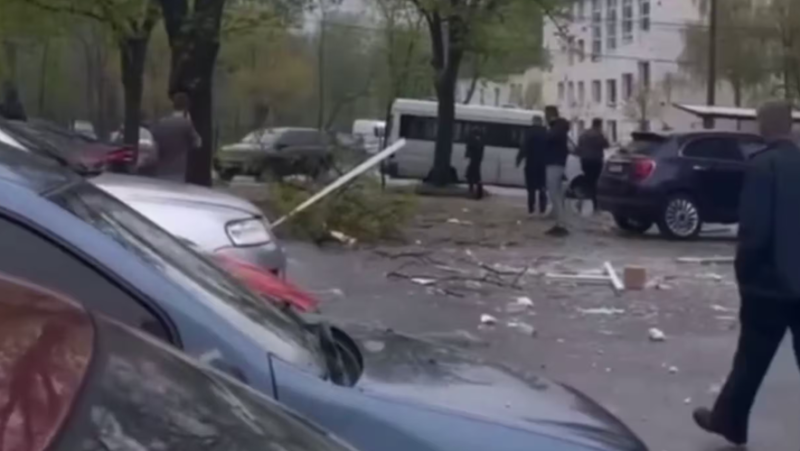 War in Ukraine: a terrible Russian triple strike on a social building leaves at least 8 dead and many injured