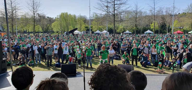 Students from the Marie-Rivier school in Chanac pay tribute in song to the supporters of AS Saint-Étienne