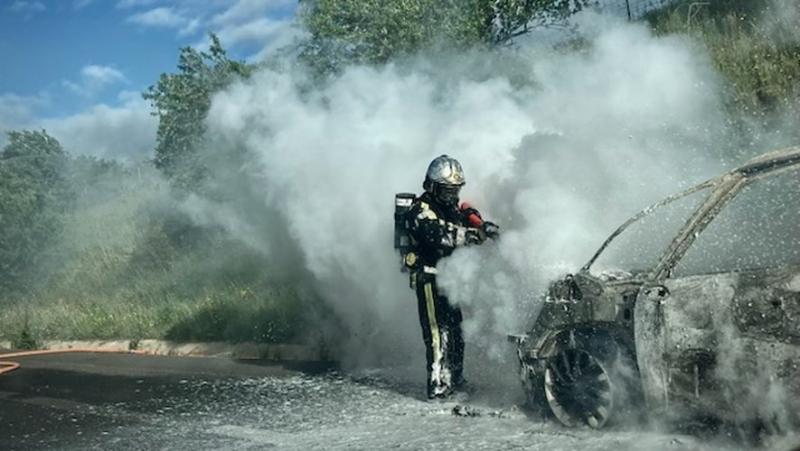 A car on fire on the A9 between Remoulins and Marguerittes, traffic is slowed down